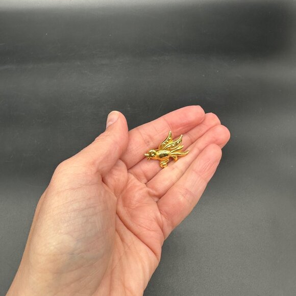 Vintage Swallow Bird Brooch Pin Gold Tone Whimsical Happy Flying Retro Jewelry - Picture 6 of 7